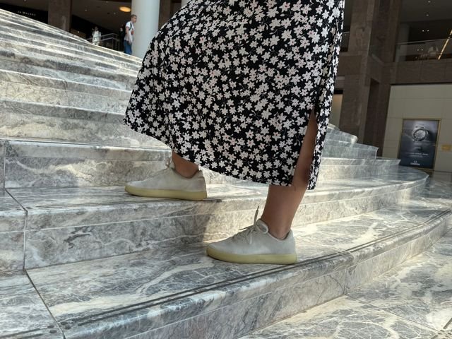 Atoms Model 001 in white