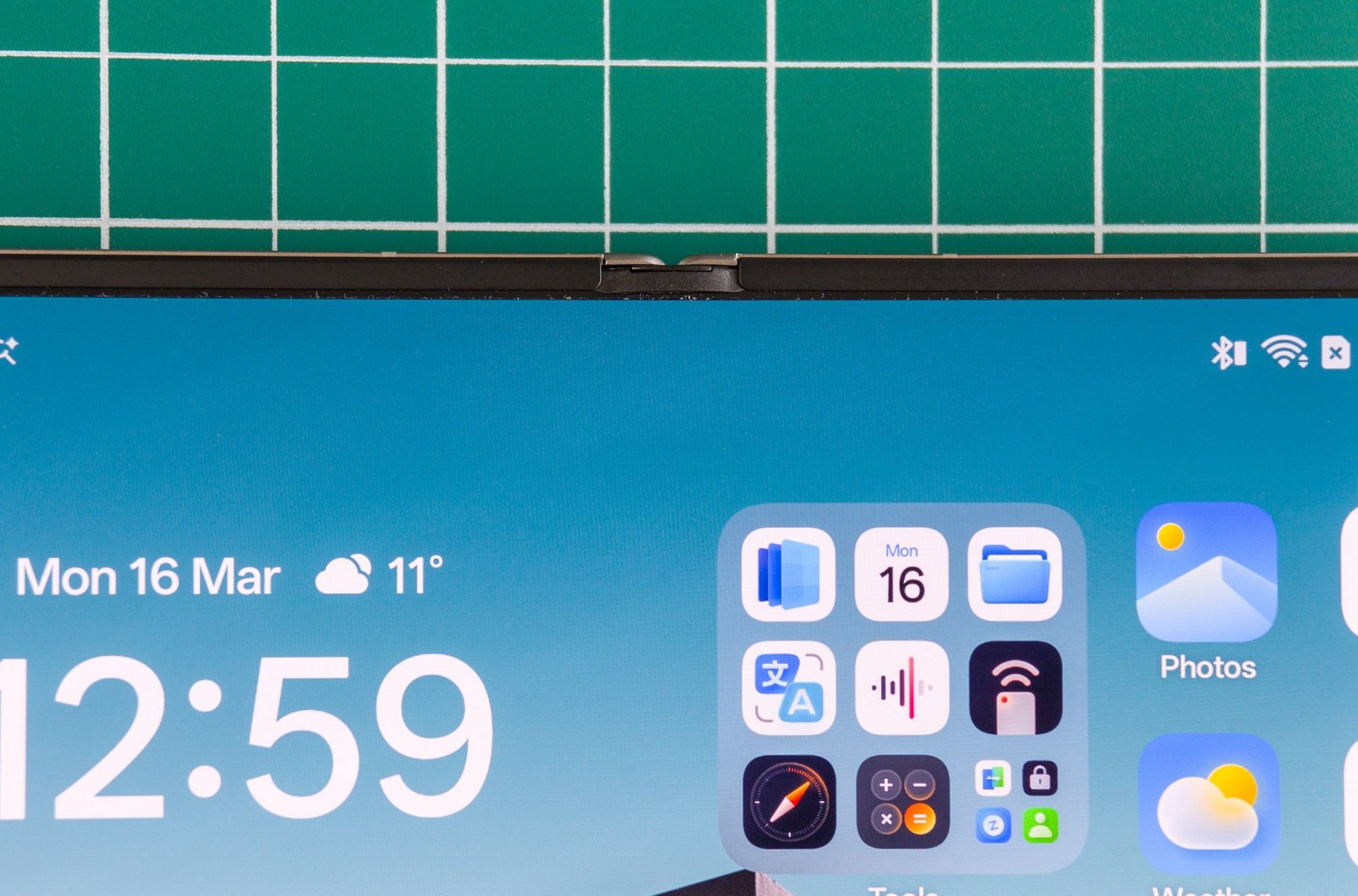 Photo of Oppo Find N6 on a green work mat from above centered on the crease and hinge